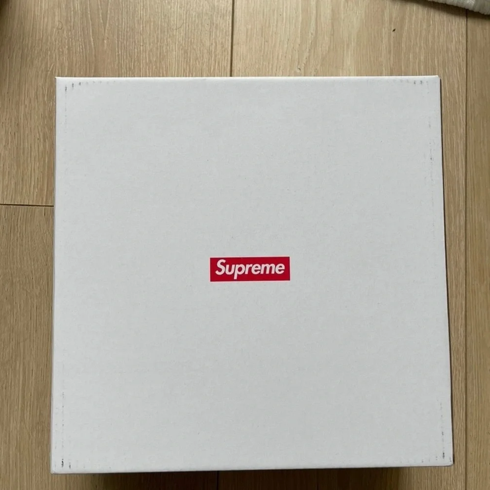 Supreme dog bowl Metal grey silver collectible Diamond plate ss23 box ceramic og